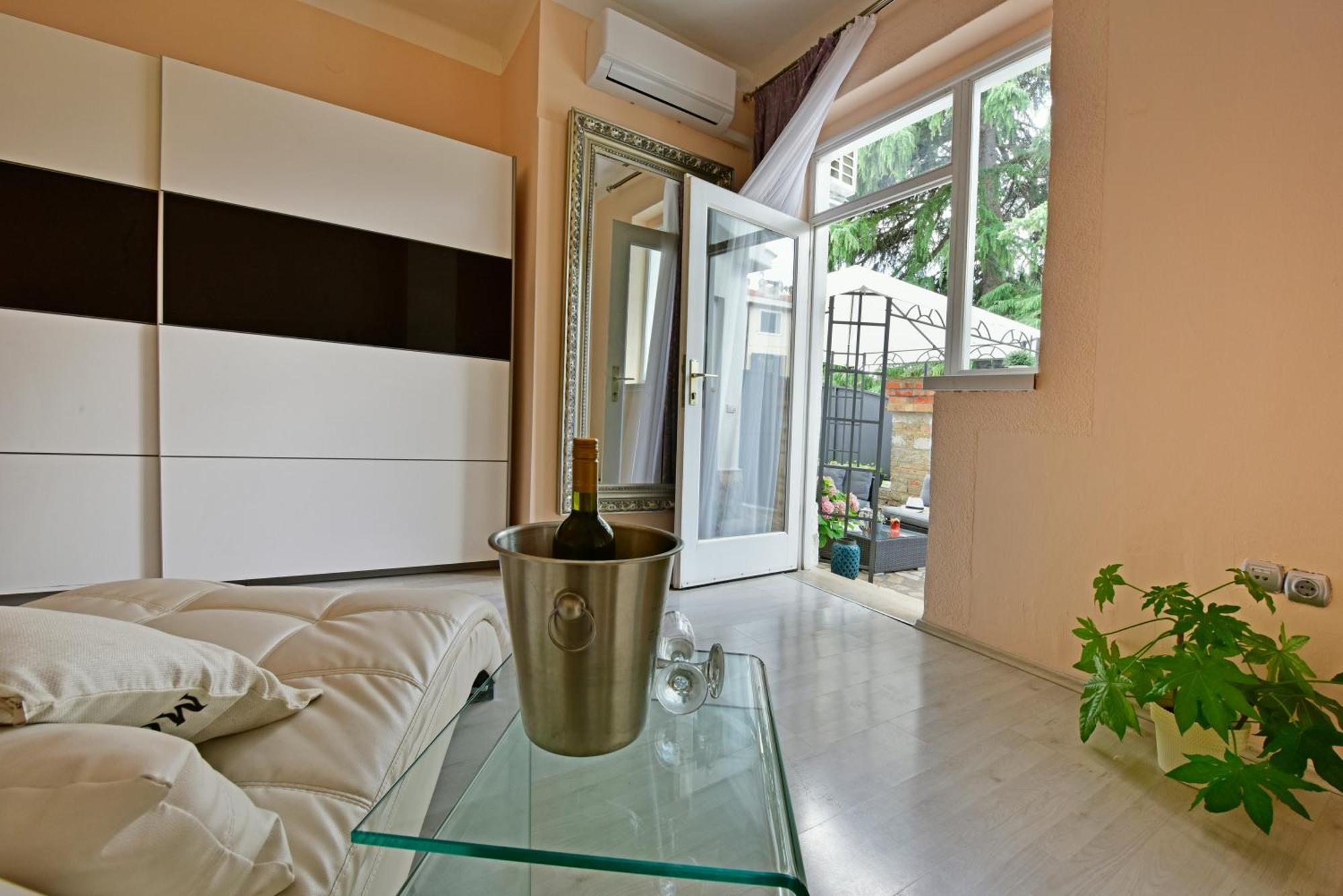 Apartments Villa Herak ポレッチ エクステリア 写真