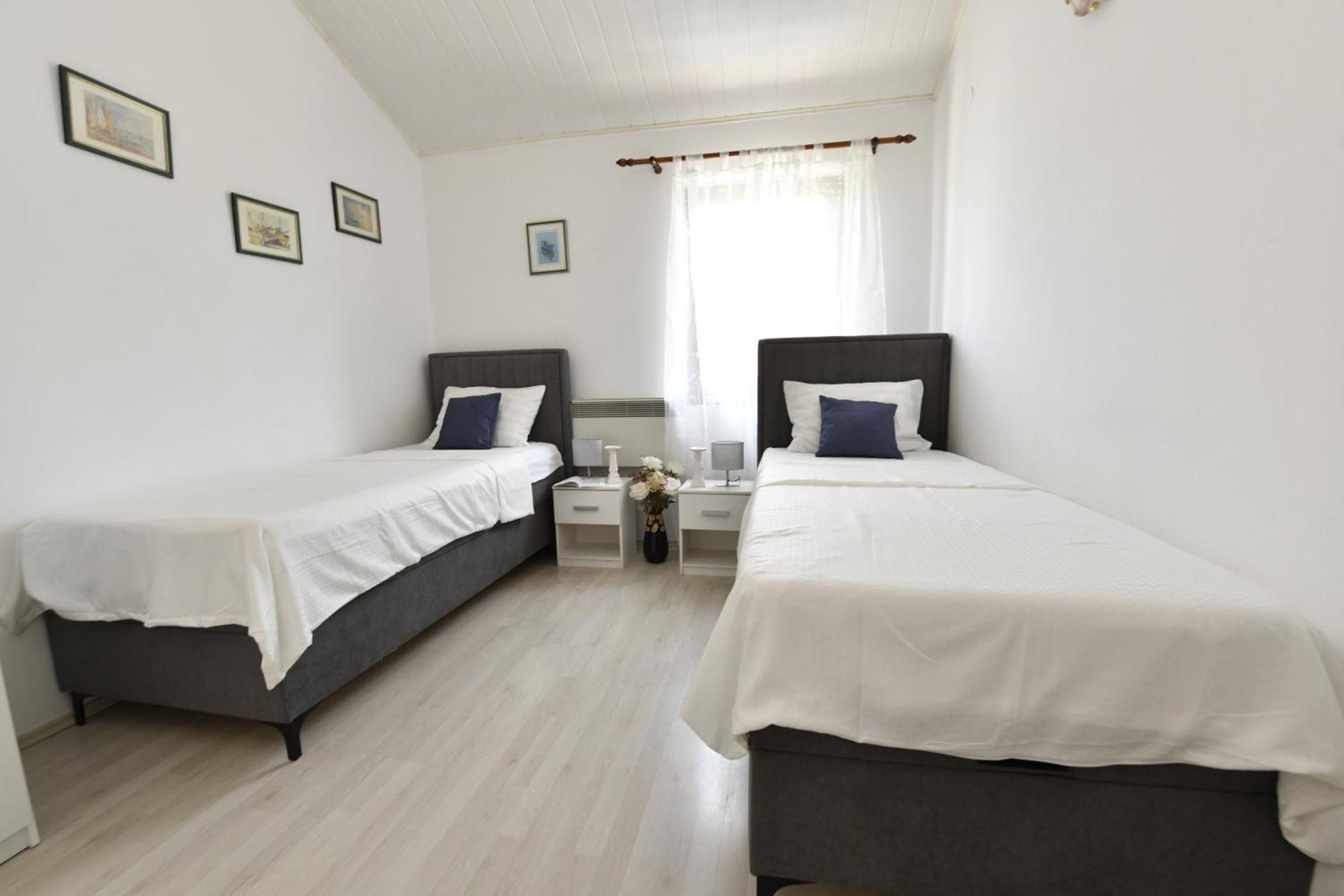 Apartments Villa Herak ポレッチ エクステリア 写真